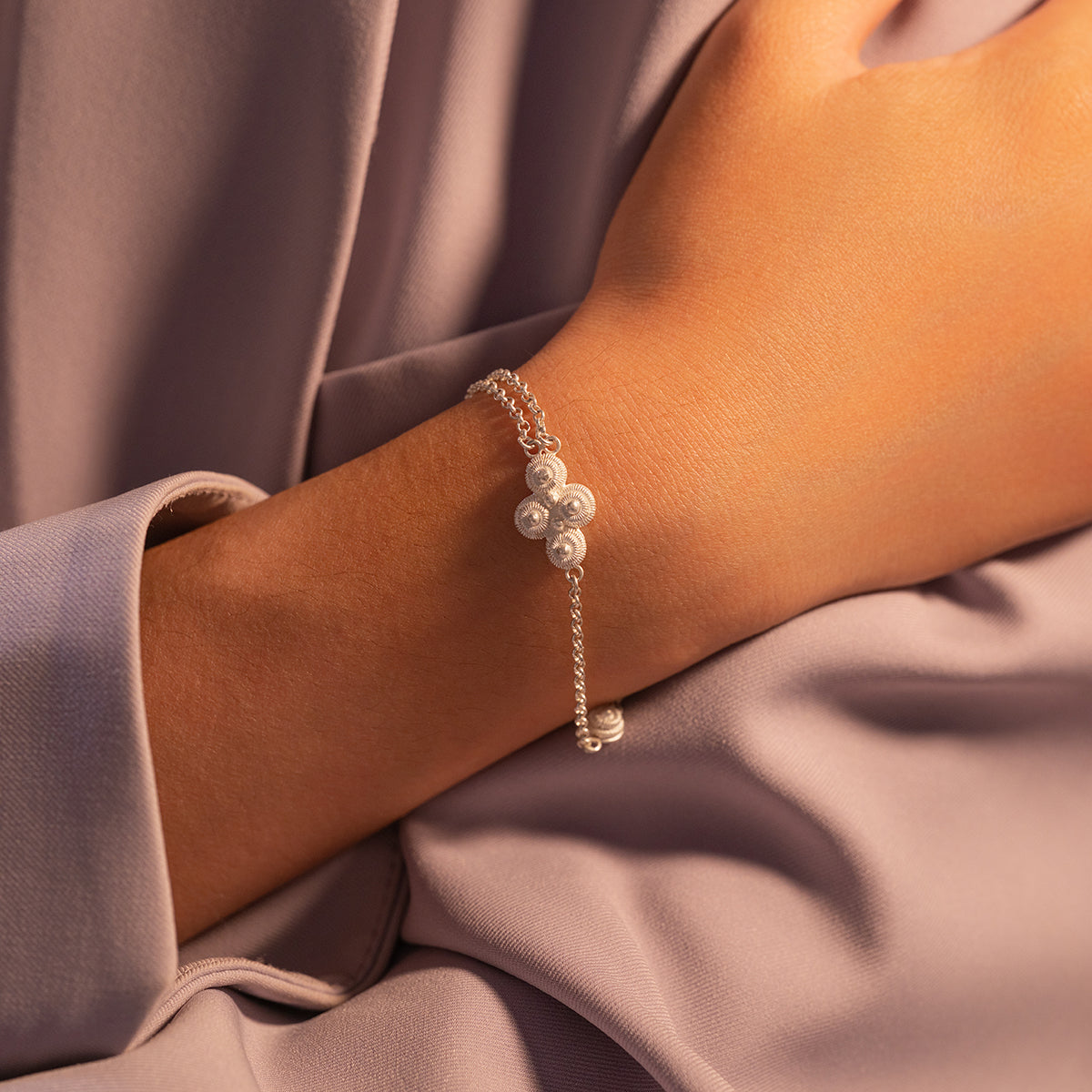 Silver Knots Shaped Bracelet - fareastjewelry
